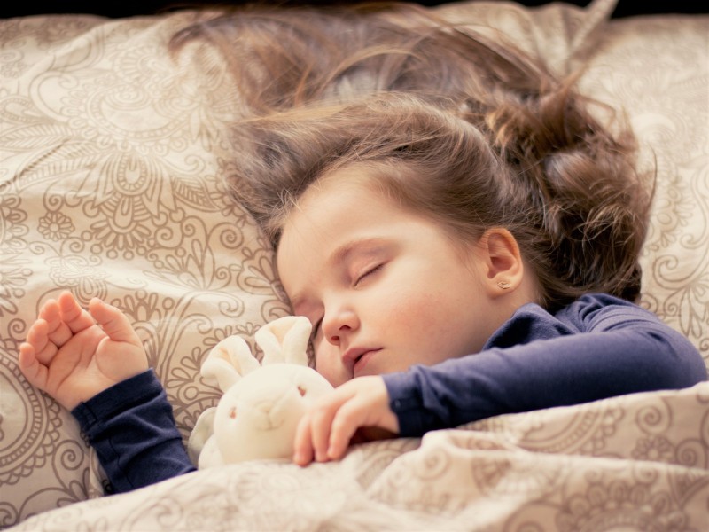 Lille pige sover