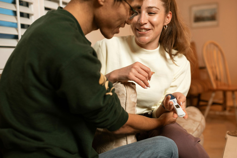 Glad familie planlægger fremtidige mål