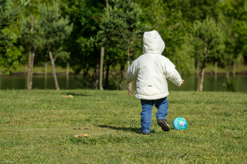 Børneudvikling motoriske færdigheder fodbold toddler første skridt